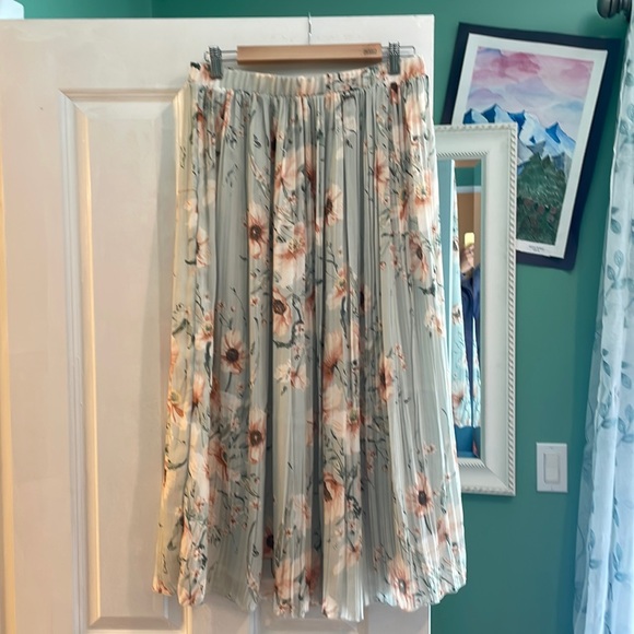 H & M pleated skirt in feminine flowers- size medium - Picture 1 of 4